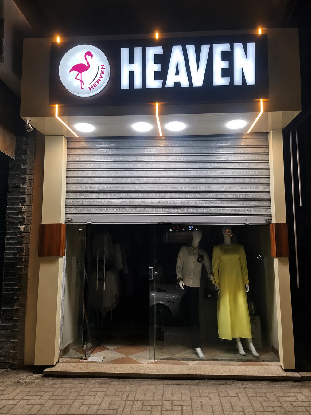 HEAVEN — لوحة علوية بحروف مضيئة وإطار إضاءة نقطي فوق مدخل المحل. من تنفيذ أبو الخير